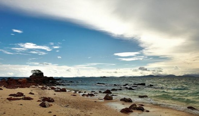 Inseln wie Sand am Meer in der Andamanensee vor der Küste von Thailand