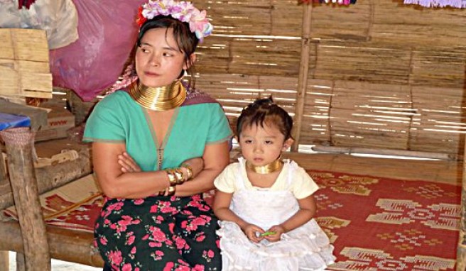 Auch Langhals-Karen genannte Padaung-Frauen in der Provinz Chiang Mai, Thailand