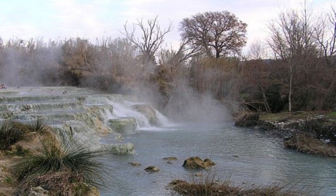 Wasserfall des Gorello bei Saturnia, eine der Thermalquellen der Toskana, Italien