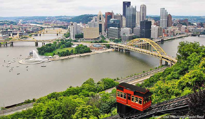 Blick vom Mt. Washington auf die Standseilbahn und Downtown Pittsburgh am Zusammenfluss zweier Flüsse zum Ohio River