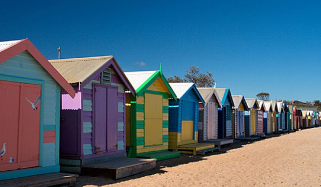 Die bunten Badehäuschen am Brighton Beach bei Melbourne.