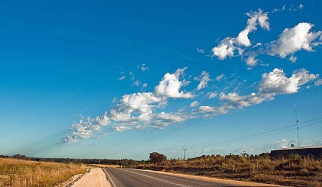 Immer den Wolken nach aAuf dem Highway 1 durch Westaustralien