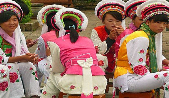 In der Moderne angekommene Bai-Mädchen in Jinghong, China