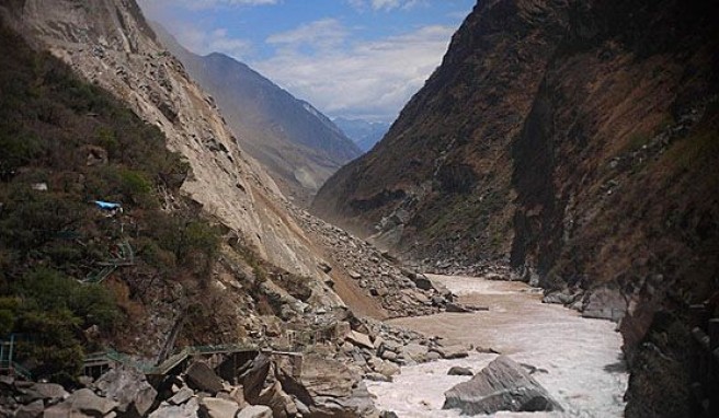 Abenteuer beim Trekken in der Tigersprungschlucht in China