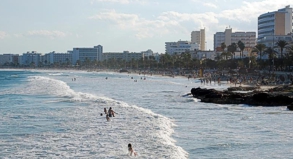 Diesen Strand an Mallorcas Ostküste würden viele Deutsche an den freien Ostertagen sicher gern gegen das eisige Deutschland eintauschen.