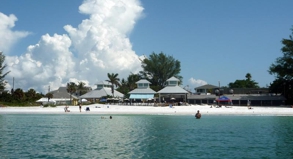 Touristen schätzen auf Anna Maria Island das schöne Wetter und die ausgedehnten, feinsandigen Strände.