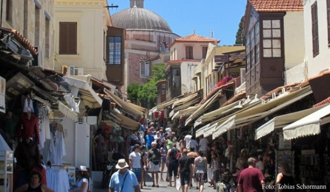 Die Einkaufsstraße in Rhodos-Stadt ist ein extrem touristischer Ort – oft mit austauschbaren Billigsouvenirs. Doch es gibt auch noch viele versteckte Ecken