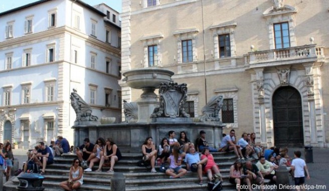 Ort zum Verweilen: der Brunnen auf der Piazza Santa Maria in Trastevere am Nachmittag