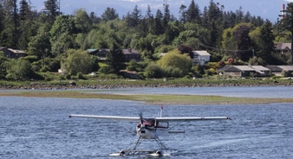 Fliegende Konkurrenz: Mehr als ein halbes Dutzend Fluggesellschaften teilen sich den Himmel über Campbell River - darunter auch Harbour Air##Foto: Bernd F. Meier Fliegende Konkurrenz: Mehr als ein halbes Dutzend Fluggesellschaften teilen sich den Himmel über Campbell River - darunter auch Harbour Air