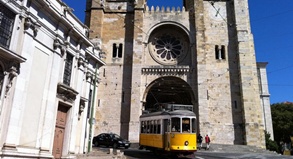 Lissabon ist auf mehreren Hügeln gebaut - dadurch wird eine Stadtbesichtigung auf den Spuren des Fado schnell recht schweißtreibend