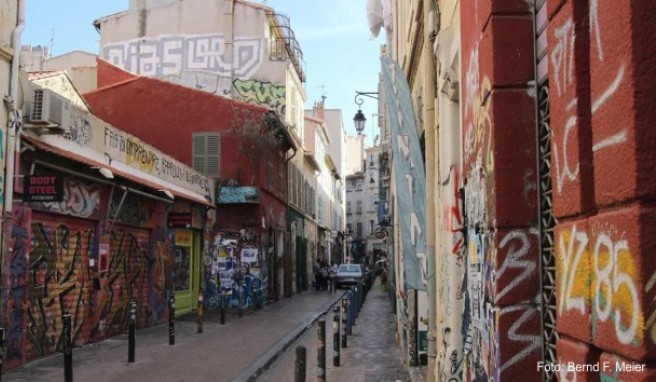 In der engen Rue Bussy l'Indien gibt es Kunst und Modeläden