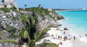 Im Küstenort Tulum schließt sich der Kreis: Hier bauten die Maya eine ihrer letzten großen Anlagen. Heute ankern in der Nähe riesige Kreuzfahrtschiffe mit Touristen.