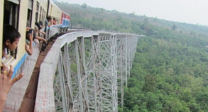 Nur für Schwindelfreie: Die Überquerung des Gokteik-Viadukts aus dem Jahr 1900 ist der Höhepunkt der Fahrt von Mandalay ins Shan-Hochland##Foto: Bernd Kubisch Nur für Schwindelfreie: Die Überquerung des Gokteik-Viadukts aus dem Jahr 1900 ist der Höhepunkt der Fahrt von Mandalay ins Shan-Hochland