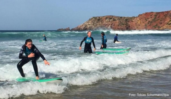 Surfen lernen an der Algarve  Im Surfcamp können Urlauber die richtige Technik lernen