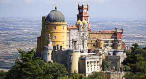 Neuschwanstein Portugals: Der Palast von Pena diente einst als Sommerresidenz der portugiesischen Könige und ist weithin sichtbar
