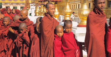 Mönche in einer Tempelanlage