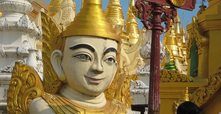 Figur in der Shwedagon Pagode in Yangon
