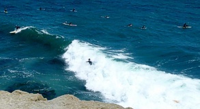 Direkt unter dem Leuchtturm von Santa Cruz liegt einer der besten Surfspots Kaliforniens.