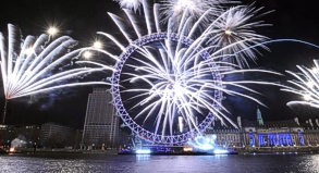 Mit einem Brillantfeuerwerk an der Themse begrüßen Einheimische und Besucher in London das neue Jahr.