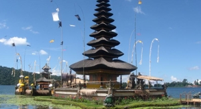 Der Tempel Pura Ulun liegt am Ufer des Bratan-Sees. Er ist Dewi Danu gewidmet, der Göttin des Wassers.##Foto: Katrin Figge/dpa/tmn Der Tempel Pura Ulun liegt am Ufer des Bratan-Sees. Er ist Dewi Danu gewidmet, der Göttin des Wassers.