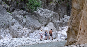 Salih kennt sich hier aus: Der Führer zeigt Touristen in der Sakklinkent-Schlucht, wo es langgeht, damit sie nicht im Wasser landen.