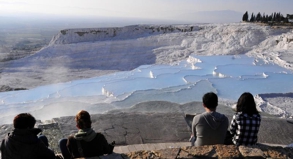 Dank abgerissener Hotels und Badeverbot strahlen die riesigen Sinterterrassen von Pamukkale in der Türkei heute wieder in schönstem Weiß.