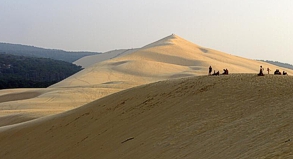 Die Düne von Pyla ist mit rund 110 Metern etwa so hoch wie die zweite Etage des Eiffelturms - ein idealer Platz zum Herumtollen im Sand.