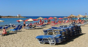 Freie Platzwahl: Am Strand von Malia auf Kreta ist derzeit wenig los. Ein Traum für Urlauber, die ohnehin nicht auf Rummel stehen.