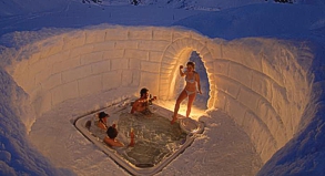 Warm trotz Schnee und Eis: Im Iglu-Dorf an der Zugspitze entspannen Gäste im Whirlpool.