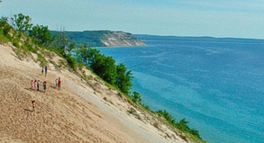 Steil bergab geht es an vielen Stellen in den Sleeping Bear Dunes, die sich bei Traverse City viele Kilometer entlang des Michigan-Sees ziehen