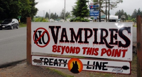 Ein Schild an der Straße zwischen Forks und La Push weist Besucher darauf hin, wo in den »Twilight«-Büchern und -Filmen die Territorien der Vampire und Werwölfe aneinander grenzen.