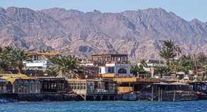 Reste der Hippiehochburg: Heute gibt es entlang der Küstenlinie von Dahab auch größere Hotelkomplexe