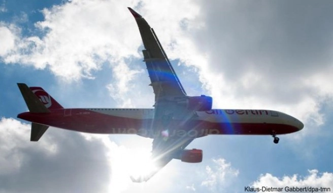 Abflug ungewiss: Wer eine Pauschalreise mit Air-Berlin-Flug gebucht hat, muss sich darauf einstellen, dass sich die Flugzeiten ändern ##Foto: Klaus-Dietmar Gabbert/dpa-tmn Abflug ungewiss: Wer eine Pauschalreise mit Air-Berlin-Flug gebucht hat, muss sich darauf einstellen, dass sich die Flugzeiten ändern