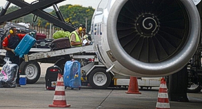 Teure Fracht: Da Airlines für jedes zusätzliche Kilo Kerosin verbrauchen, kostet die Gepäckmitnahme bei einigen Gesellschaften extra##Foto: Marcus Brandt Teure Fracht: Da Airlines für jedes zusätzliche Kilo Kerosin verbrauchen, kostet die Gepäckmitnahme bei einigen Gesellschaften extra