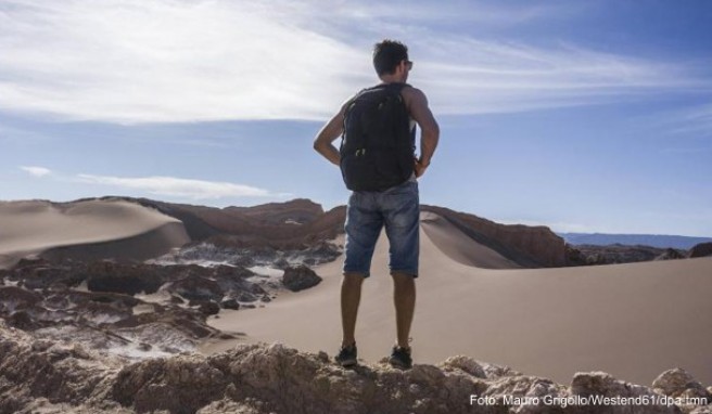 Vor einem die Welt: Alleine zu reisen, kann ein großes, befreiendes Abenteuer sein. Doch es gibt auch handfeste Nachteile, vor allem was die Kosten angeht