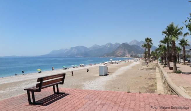 Leerer Strand in Antalya: Laut der Umfrage hat jeder dritte Befragte sehr viel Angst, bei einer Reise in die Türkei