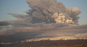 Aschewolke über dem Eyjafjallajökull: Airlines müssen sich auch bei Verspätungen durch Vulkanausbrüche um gestrandete Passagiere kümmern, entschied der Europäische Gerichtshof.