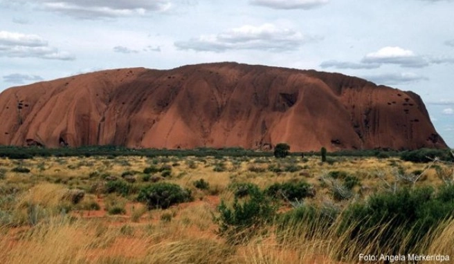 Der riesige Sandstein Uluru oder Ayers Rock gehört zu den bekanntesten Wahrzeichen Australiens