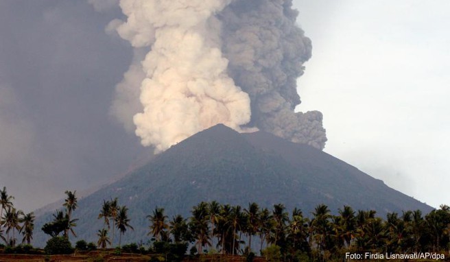 Der Vulkan Mount Agung auf Bali hat nach einer erneuten Eruption Asche hunderte Meter hoch in die Luft geschleudert. Die Behörden haben die höchste Alarmstufe ausrufen lassen. 