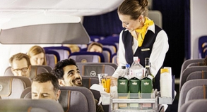 »Was möchten Sie trinken?« - Bei vielen Airlines gibt es auch alkoholische Getränke während des Flugs kostenlos. Aber angetrunkene Gäste können zur Gefahr werden