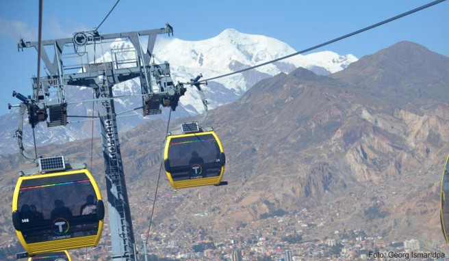 Seilbahnkabinen der gelben Linie verbinden das auf 4.000 Meter gelegene El Alto mit der auf 3.600 Meter gelegenen Metropole La Paz