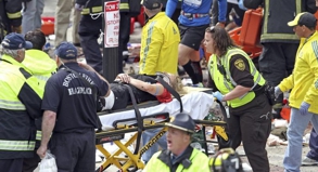 Dramatische Szenen nach den Bombenexplosionen in Boston: Verunsicherte Touristen müssen ihre Reise entweder antreten oder die Stornokosten selbst tragen.##Foto: Stuart Cahill/The Boston Herald Dramatische Szenen nach den Bombenexplosionen in Boston: Verunsicherte Touristen müssen ihre Reise entweder antreten oder die Stornokosten selbst tragen.