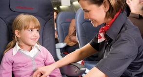 Sicher fliegen: Erst ab zwei Jahren bekommen Kinder in Flugzeugen in der Regel einen eigenen Sitzplatz.