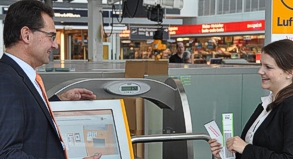 Alles automatisch: Jeder vierte Lufthansa-Fluggast in München gibt seinen Koffer bereits am Gepäck-Automaten ab. ##Foto: Lufthansa Alles automatisch: Jeder vierte Lufthansa-Fluggast in München gibt seinen Koffer bereits am Gepäck-Automaten ab.