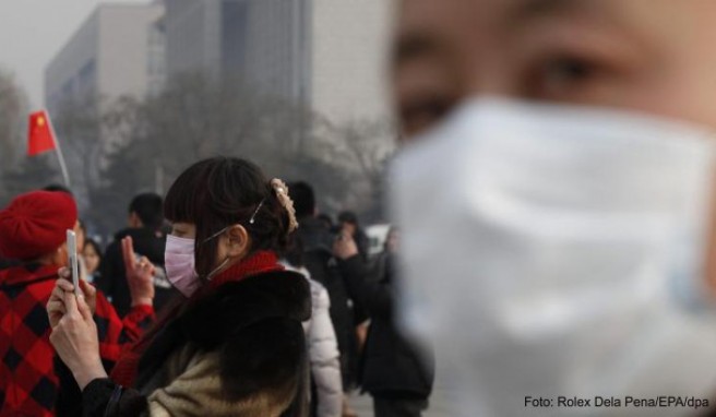 Mit Mundschutz auf dem Tiananmen-Platz in Peking: Der Smog in China betrifft auch Touristen