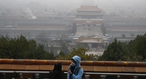 Der Blick auf den Jingshan Park in Peking ist normalerweise ein Highlight. Wegen des Smogs tragen die Besucher derzeit häufig einen Atemschutz## Foto: Rolex Dela Pena Der Blick auf den Jingshan Park in Peking ist normalerweise ein Highlight. Wegen des Smogs tragen die Besucher derzeit häufig einen Atemschutz