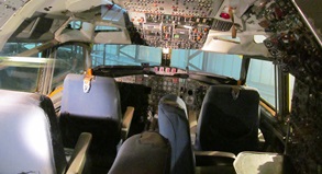 Das enge Cockpit einer Concorde war teilweise mit 4 Personen besetzt: Pilot, Copilot, Techniker, Navigator