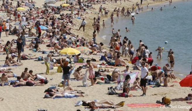Am einem Strand bei Barcelona herrscht im Sommer viel Bewegung. 2017 könnte sich das etwas ändern. Denn die Preise für den Spanien-Urlaub steigen
