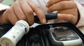 Die regelmäßige Kontrolle des Blutzuckerwertes ist für Diabetiker im Urlaub besonders wichtig.##Foto: Norbert Försterling Rosenheim (dpa/tmn) Die regelmäßige Kontrolle des Blutzuckerwertes ist für Diabetiker im Urlaub besonders wichtig.