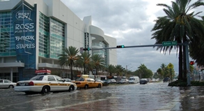 Urlauberparadies in Gefahr: Die Alton Road in Miami ist mal wieder überschwemmt.